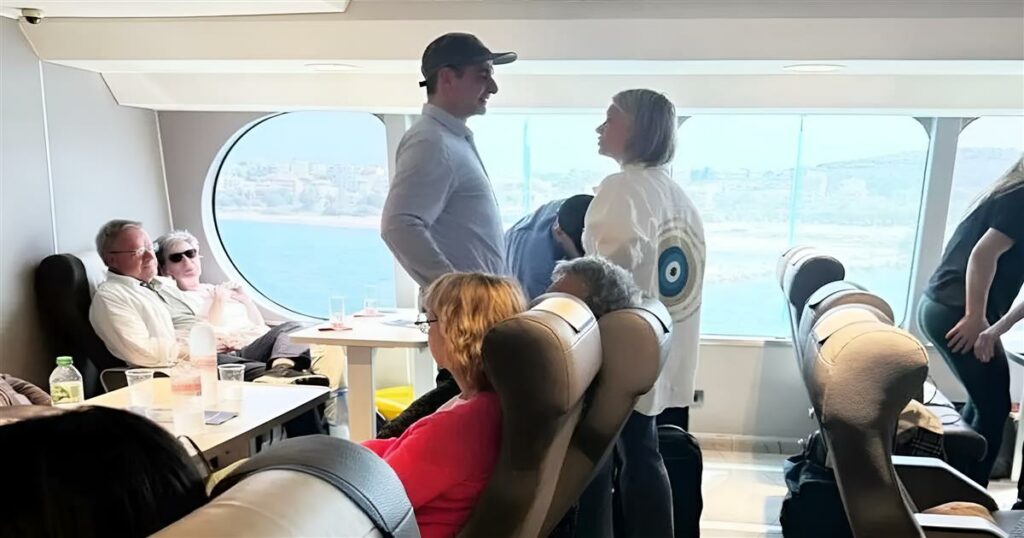 Κυριάκος Μητσοτάκης: Με πλοίο της γραμμής στην Τήνο για το Πάσχα – Συνομίλησε με άλλους επιβάτες